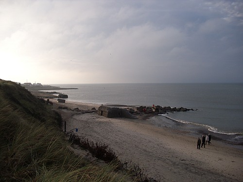 KlitmÃ¸ller  (DENMARK): Blick auf den Strand bei Klitmøller an der Nordseeküste Dänemarks. Der Strandabschnitt ist geprägt von zahlreichen Bunkern. Nordsee