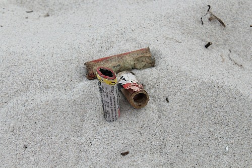 Heidkate (GERMANY): Reste von Feuerwerkskörpern aus Papier am Strand