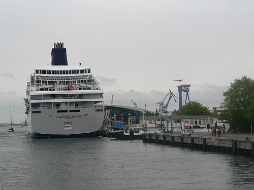 WarnemÃ¼nde (GERMANY): Die Kreuzfahrtschiff im Hafen. Auf der rechten Seite das Terminal in Warnemünde