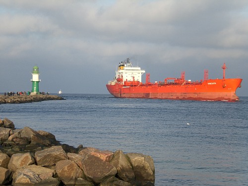 WarnemÃ¼nde (GERMANY): cargo ship entering rostock port