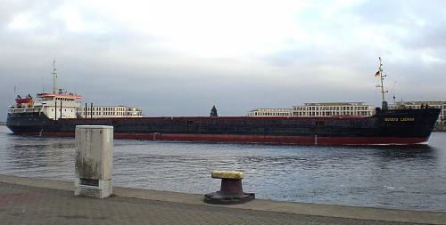 WarnemÃ¼nde (GERMANY): cargo ship entering Rostock port