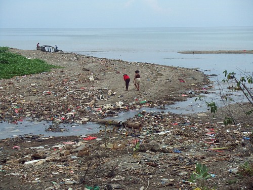 Dili (TIMOR-LESTE): Polluted beach in Dili city