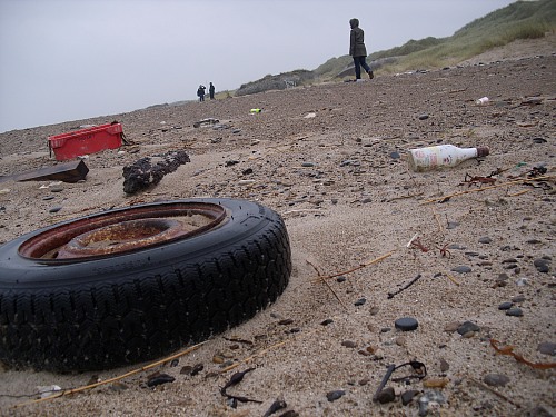 KlitmÃ¸ller  (DENMARK): Müll am Strand bei Klitmøller an der Nordseeküste Dänemarks. Autoreifen