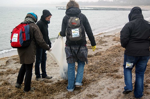 Hohe DÃ¼ne (GERMANY): "Ocean Initiatives 2012": EUCC-D collecting Marine-litter at the beach.