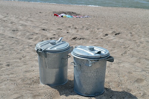 WarnemÃ¼nde (GERMANY): Rubbish and rubbish can.