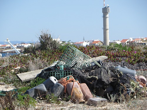 Faro (PORTUGAL): Litter on the beach