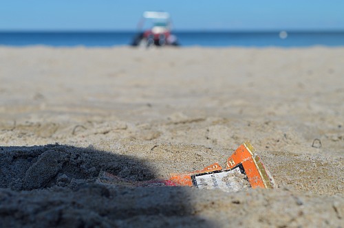 WarnemÃ¼nde (GERMANY): Plastic packaging on the beach