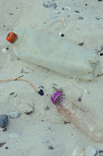 Heidkate (GERMANY): Plastikflaschen am Strand